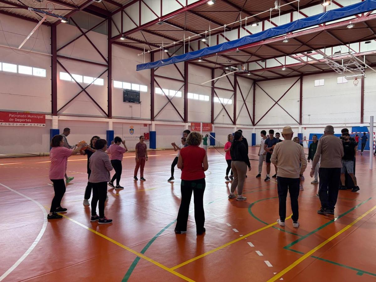 Nueva jornada de deporte inclusivo con un encuentro intergeneracional de Newcom y voleibol adaptado