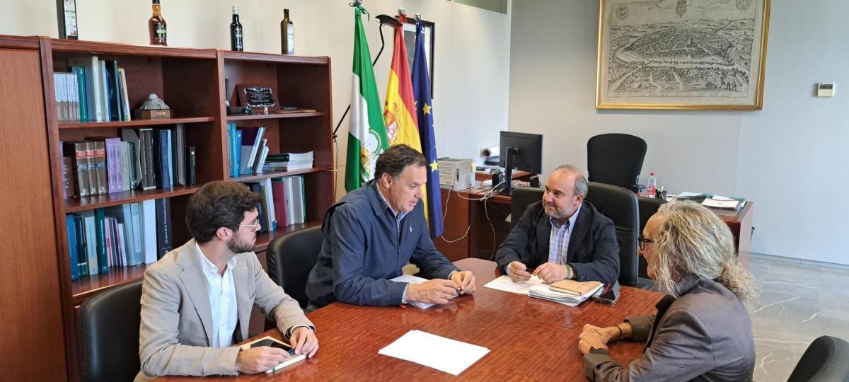 El alcalde traslada al delegado territorial de Agricultura la situación del sector de la flor cortada