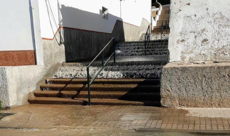  Aviso:  Se están produciendo incidencias en el suministro de agua en varias de zonas de Lebrija como consecuencia de una avería en la calle Meneses y Portales