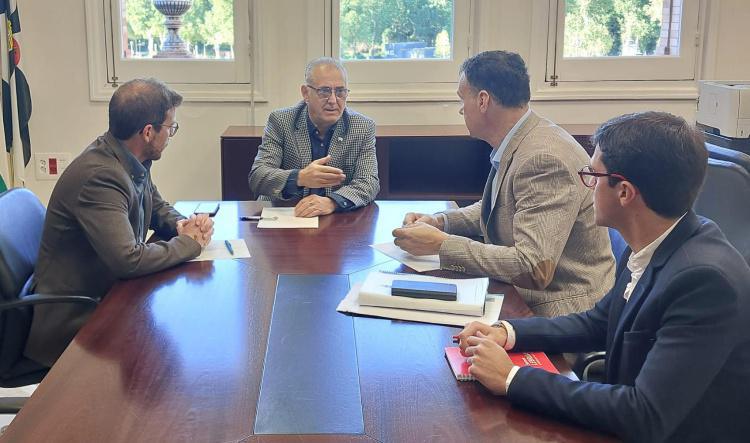 El alcalde mantiene una reunión de trabajo con el presidente de la Confederación Hidrográfica del Guadalquivir