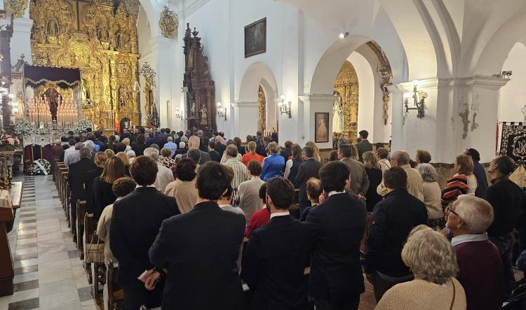 La Hermandad de la Soledad recibe la medalla de Oro de la Ciudad