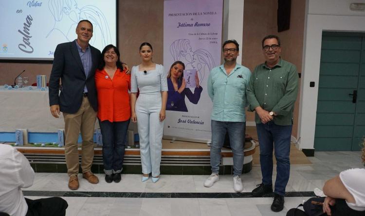 Fátima Romero presenta su tercera obra en un acto que estuvo arropada por amigos y familiares
