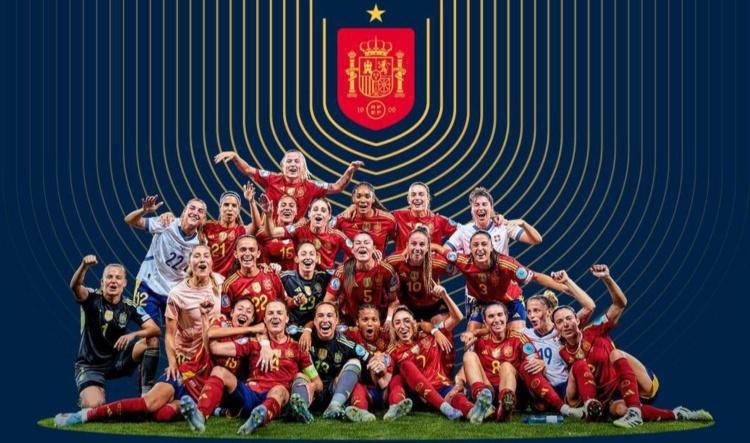 Pantalla gigante para animar a la Selección Femenina de Fútbol en la final contra Inglaterra