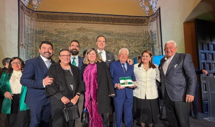 La Sociedad de Cazadores de Lebrija ha recibido la Bandera de Andalucía al Mérito Medioambiental