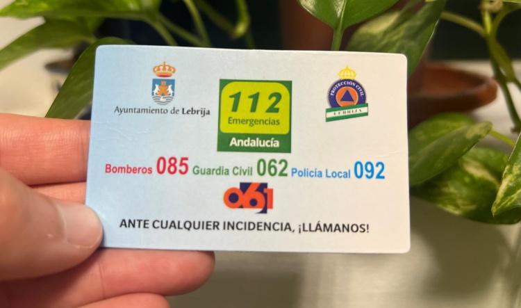 La Agrupación Local de Protección Civil de Lebrija impulsa una campaña para acercar los teléfonos de emergencia a la ciudadanía