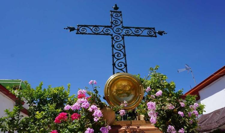 Bando sobre el montaje y el plazo de solicitud para participar en las Cruces de Mayo de 2026