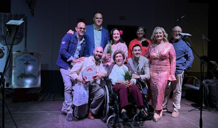 Buen ambiente en el tradicional Vente de Cruces por primera vez en la Plaza del Mantillo