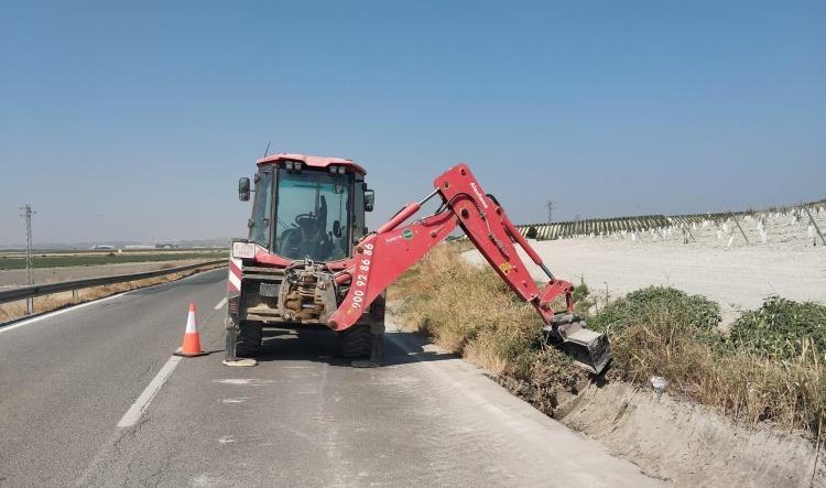 Se acometen trabajos de mantenimiento en arcenes y cunetas de la A-471