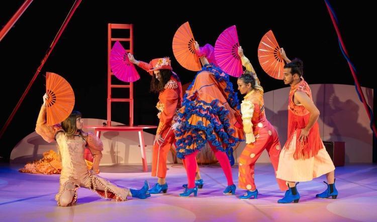 Una troupe flamenco-circense irrumpe este viernes en el Juan Bernabé con “Alboroto”