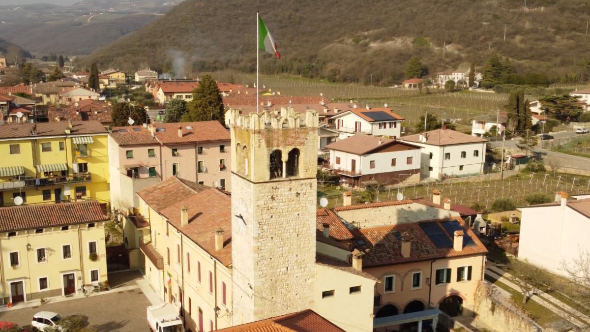 La Torre di Mezzane di Sotto, simbolo... appetitoso! La Torre di Mezzane di Sotto, simbolo... appetitoso!