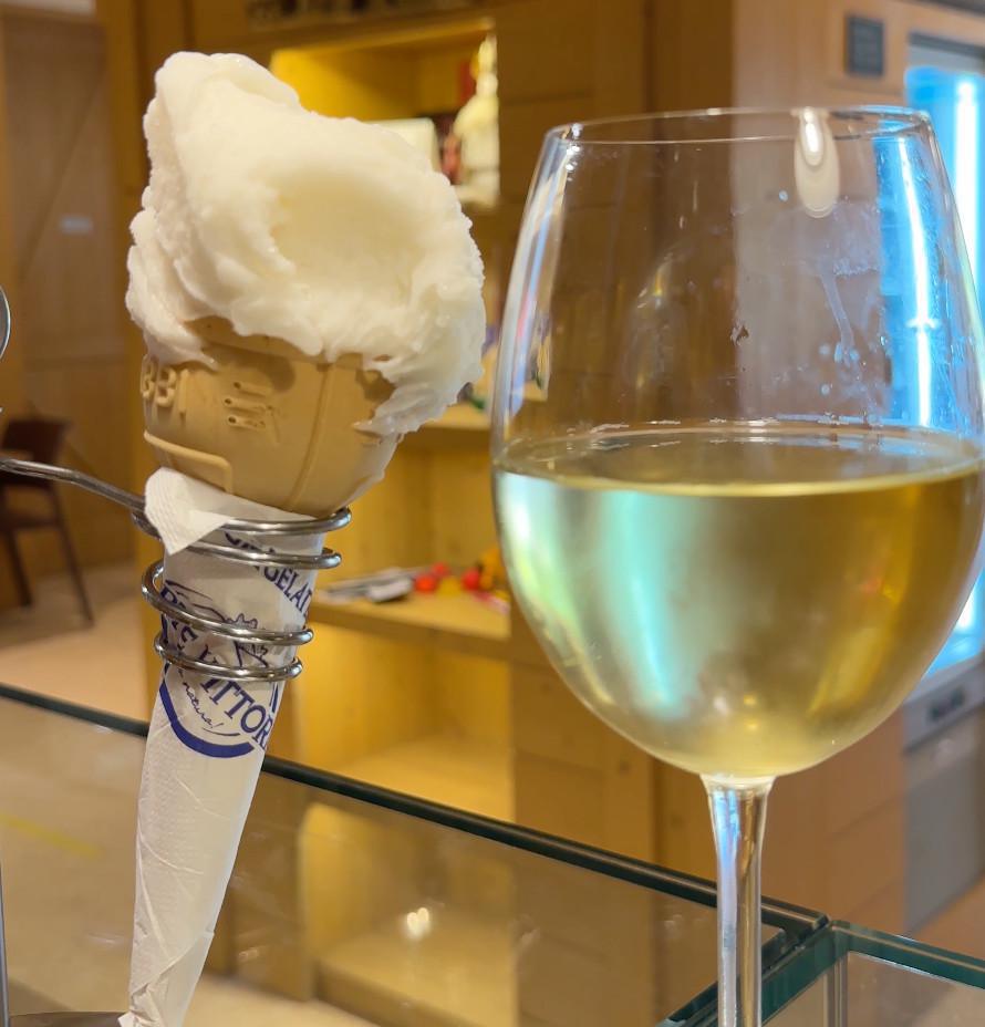 Gelato al vino o al basilico? Gelato al vino o al basilico?