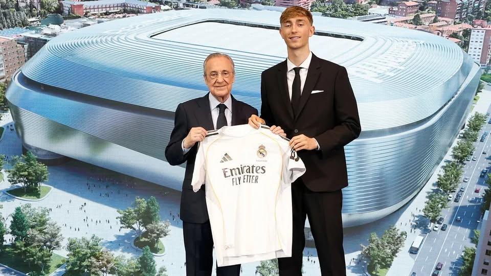 Huijsen, presentado como nuevo jugador del Real Madrid