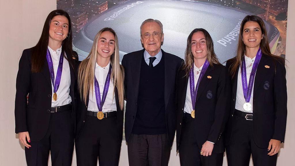 Las campeonas de la Liga de Naciones, en el palco del Bernabéu