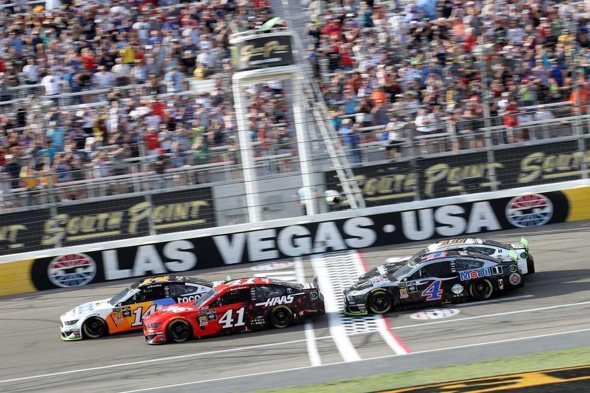 Stacked weekend in Vegas: Metallica at Sphere, Wu-Tang, Raiders vs Chiefs Sunday. See where the crowds are.