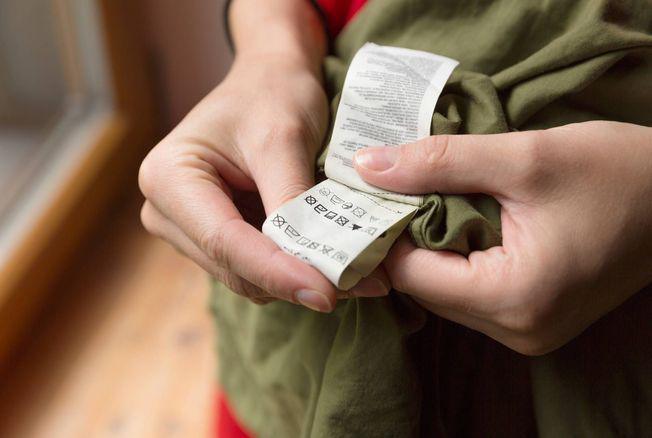 Vêtements : les 6 indications à bien repérer sur les étiquettes Vêtements : les 6 indications à bien repérer sur les étiquettes
