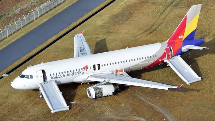 Sortie de piste d'un avion d'Asian Airlines après avoir heurté des antennes