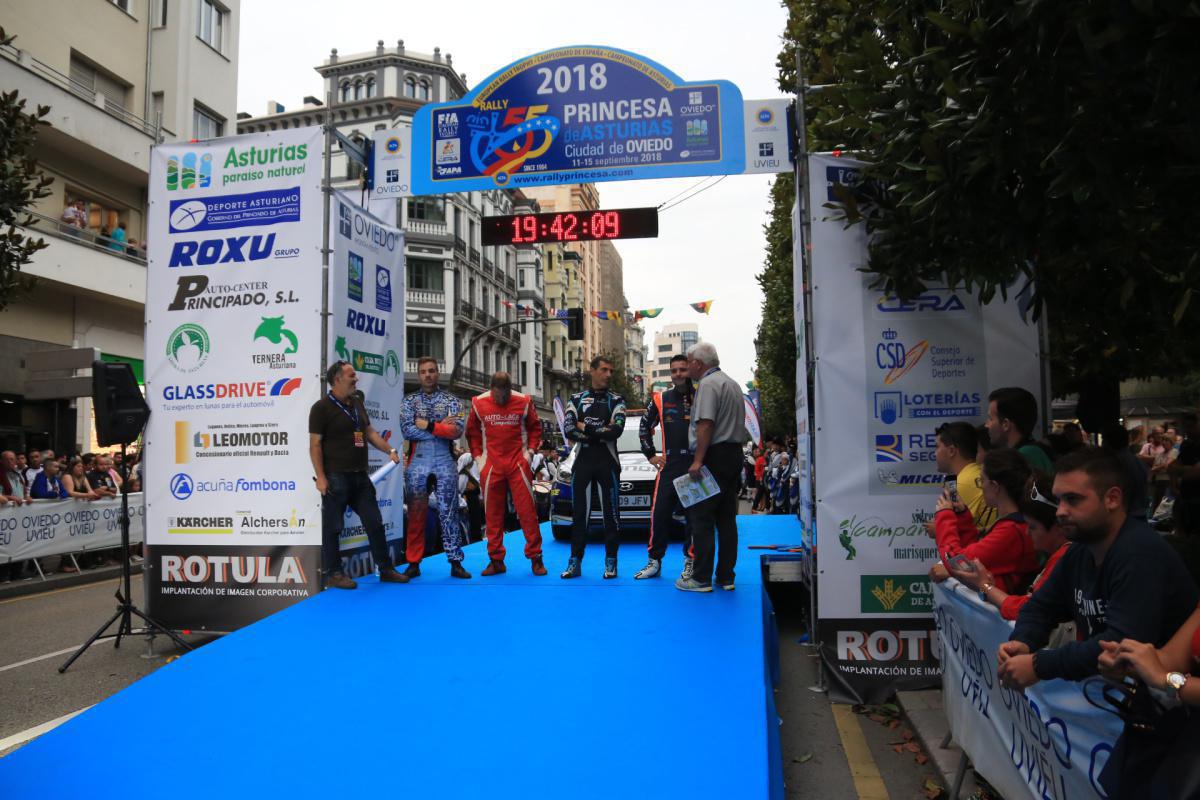 Una multitudinaria ceremonia de salida caldea la edición número 55 del Rally Una multitudinaria ceremonia de salida caldea la edición número 55 del Rally
