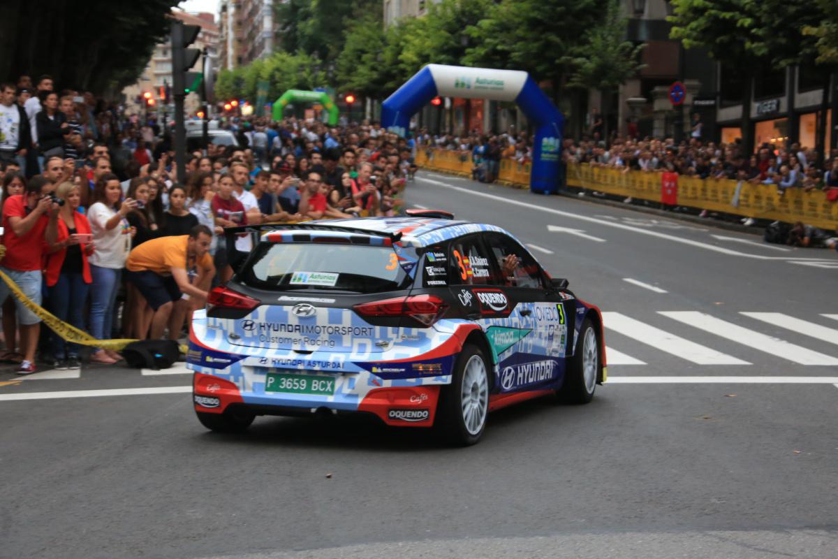Una multitudinaria ceremonia de salida caldea la edición número 55 del Rally Una multitudinaria ceremonia de salida caldea la edición número 55 del Rally