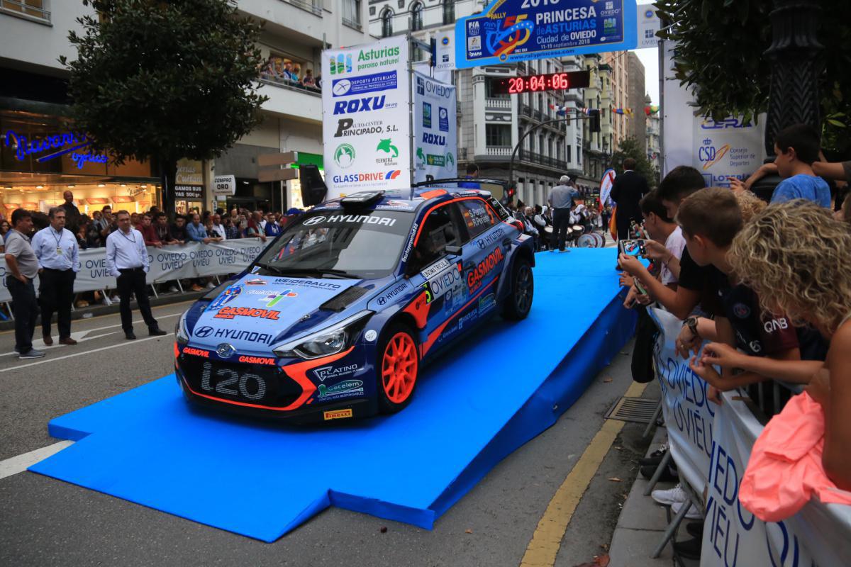 Una multitudinaria ceremonia de salida caldea la edición número 55 del Rally Una multitudinaria ceremonia de salida caldea la edición número 55 del Rally