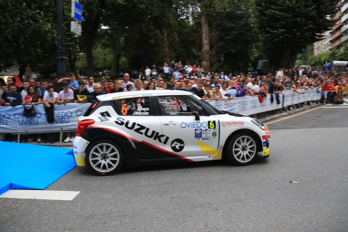Una multitudinaria ceremonia de salida caldea la edición número 55 del Rally Una multitudinaria ceremonia de salida caldea la edición número 55 del Rally