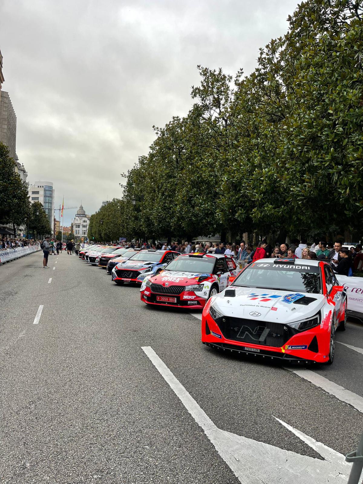 Miles de asturianos arropan la salida del Rally Blendio Princesa de Asturias