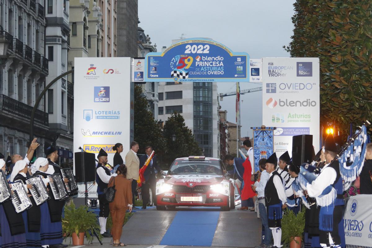 Miles de asturianos arropan la salida del Rally Blendio Princesa de Asturias Miles de asturianos arropan la salida del Rally Blendio Princesa de Asturias