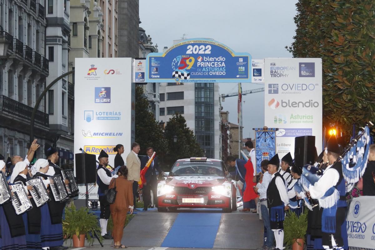 Miles de asturianos arropan la salida del Rally Blendio Princesa de Asturias