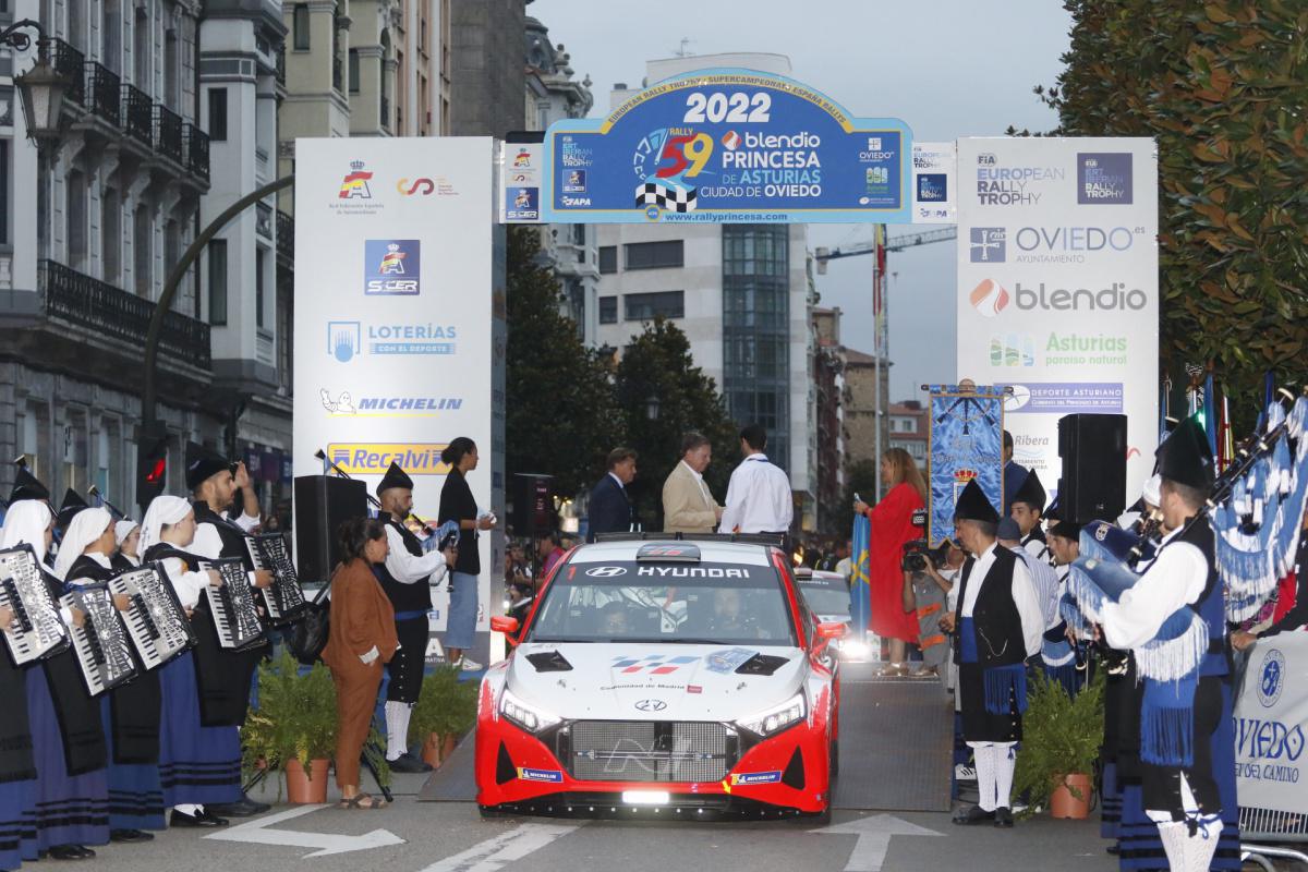 Miles de asturianos arropan la salida del Rally Blendio Princesa de Asturias Miles de asturianos arropan la salida del Rally Blendio Princesa de Asturias
