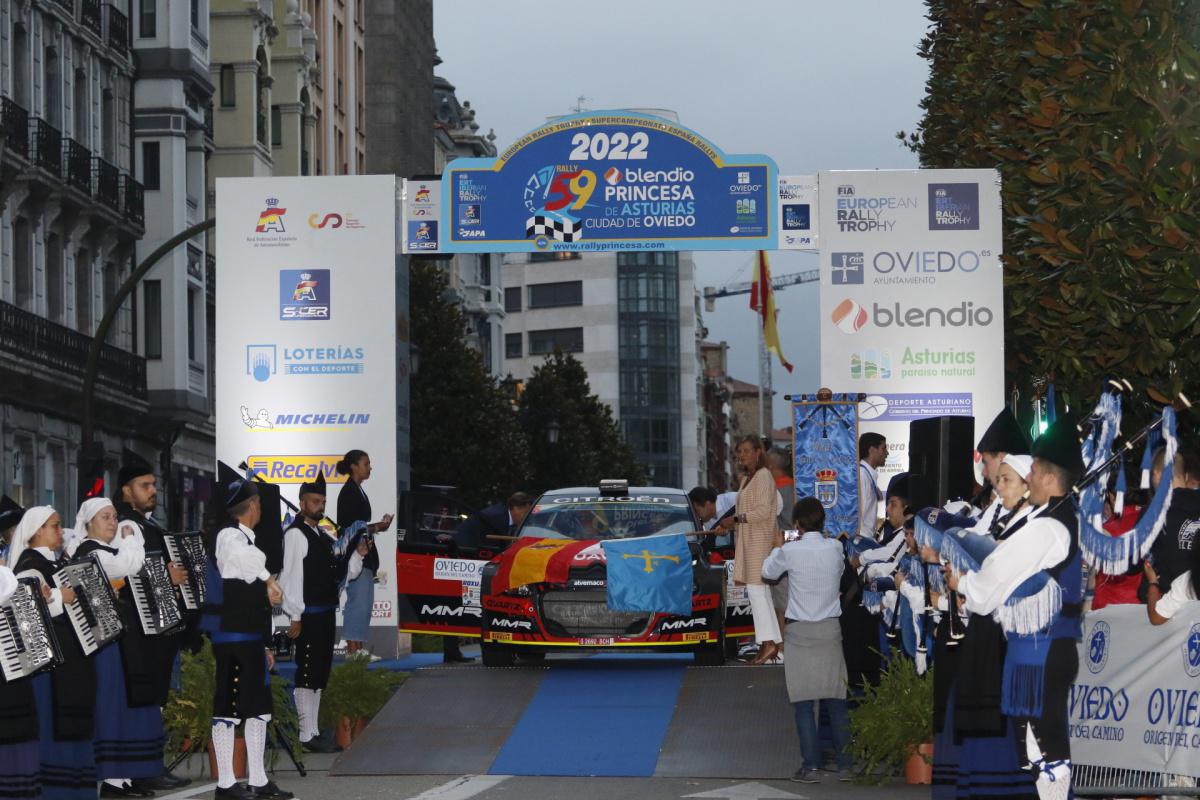 Miles de asturianos arropan la salida del Rally Blendio Princesa de Asturias Miles de asturianos arropan la salida del Rally Blendio Princesa de Asturias
