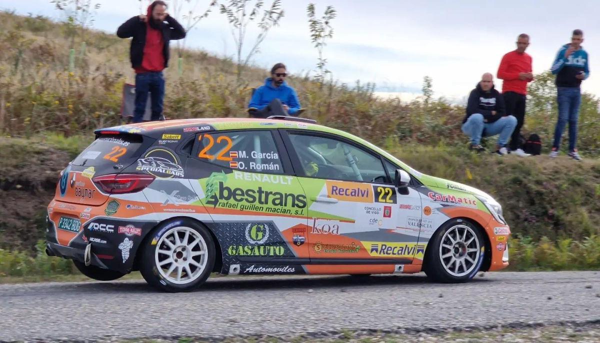 Miguel García y Osel Román se llevan el Clio Trophy Spain en el Rally Recalvi Rías Baixas. Unai de la Dehesa y Alain Peña campeones de la BecaU24