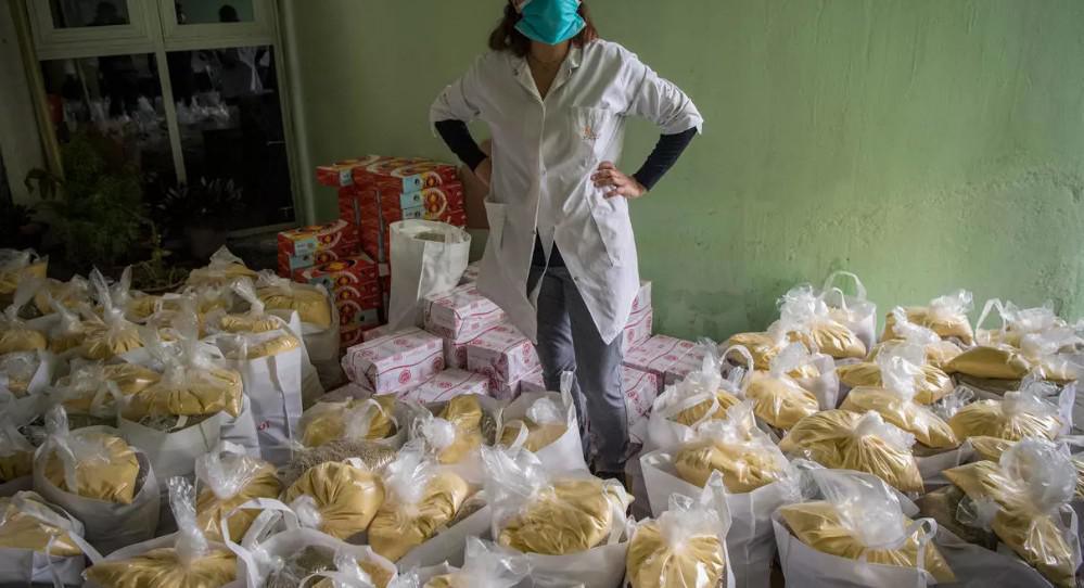 جمعية توزع مؤنا على أمهات عازبات بالدار البيضاء تضررن من الحجر الصحي جمعية توزع مؤنا على أمهات عازبات بالدار البيضاء تضررن من الحجر الصحي