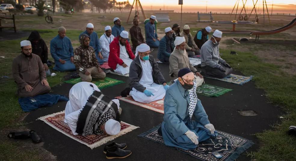 وزير جنوب إفريقي يعتذر عن عبارات "مسيئة" للإسلام وجهها شرطي لمصلين وزير جنوب إفريقي يعتذر عن عبارات "مسيئة" للإسلام وجهها شرطي لمصلين