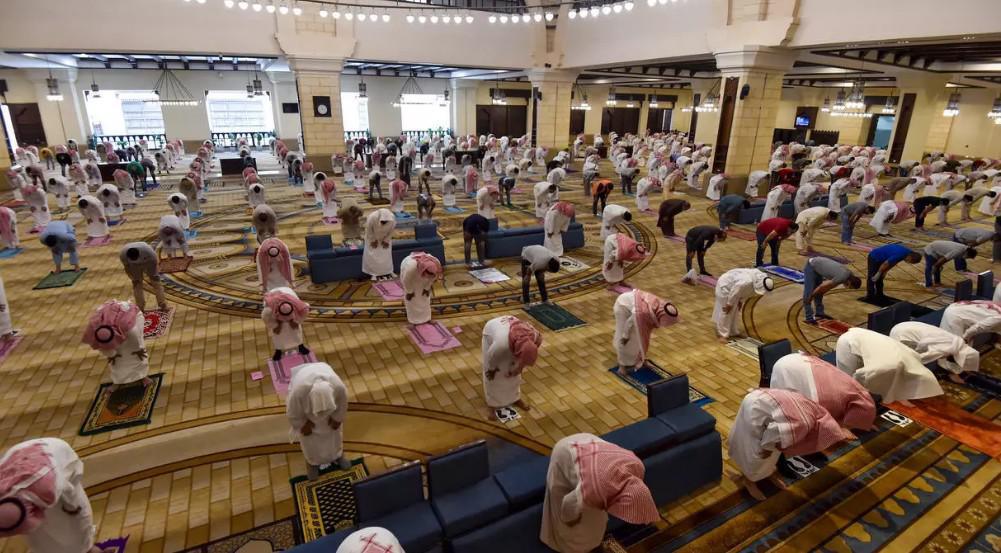 السعوديون يعودون إلى المساجد بكمامات بعد تعليق صلاة الجماعة لشهرين السعوديون يعودون إلى المساجد بكمامات بعد تعليق صلاة الجماعة لشهرين