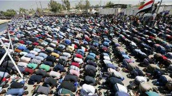  آلاف يؤدون صلاة الجمعة الأولى في العراق منذ تفشي وباء كوفيد-19