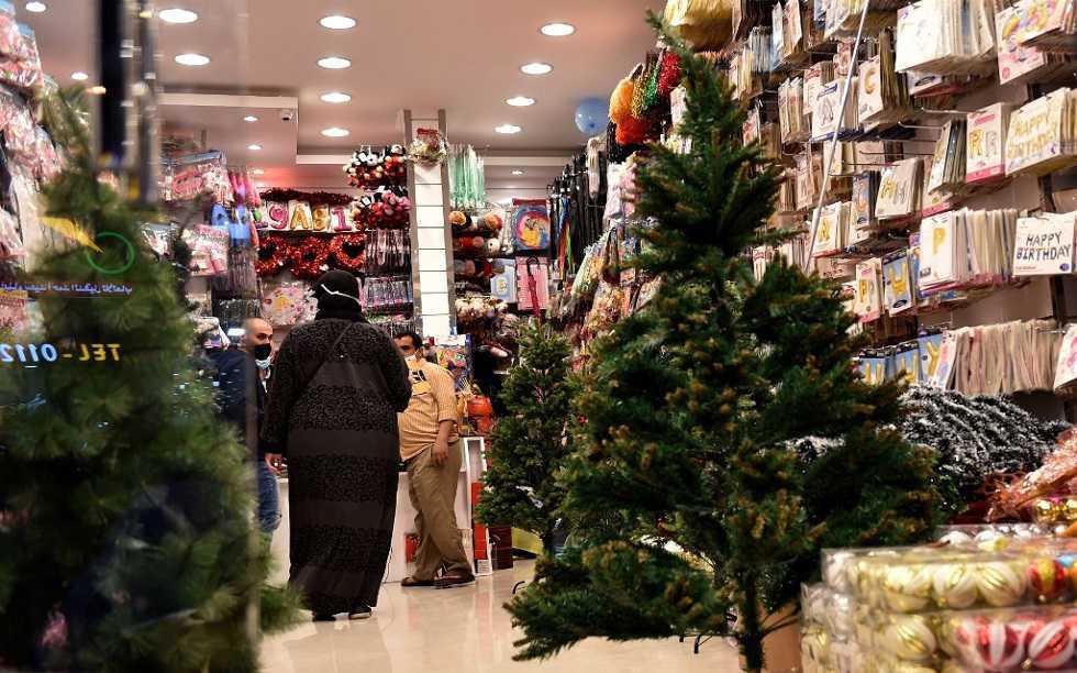  أشجار وزينة عيد الميلاد للبيع في السعودية في مشهد غير مألوف
