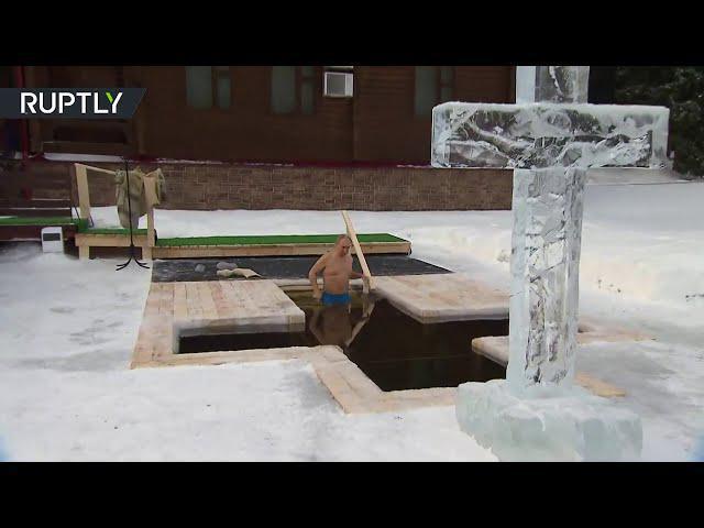 بوتين يغطس في المياه الجليدية لمناسبة عيد الغطاس الأرثوذكسي