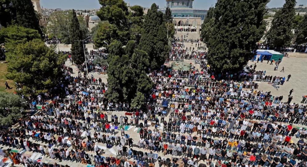 صلاة حاشدة في المسجد الأقصى في أول جمعة من رمضان منذ انتشار كوفيد صلاة حاشدة في المسجد الأقصى في أول جمعة من رمضان منذ انتشار كوفيد