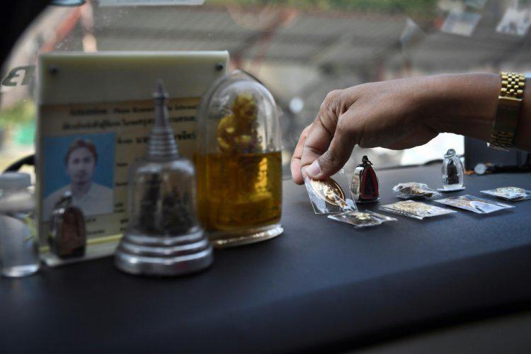  التمائم البوذية تمنح سائقي سيارات الأجرة في تايلاند "حماية روحية"