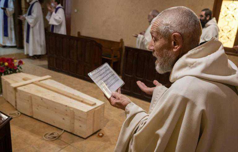 تشييع جنازة آخر الناجين من حادثة مقتل رهبان دير تبحرين