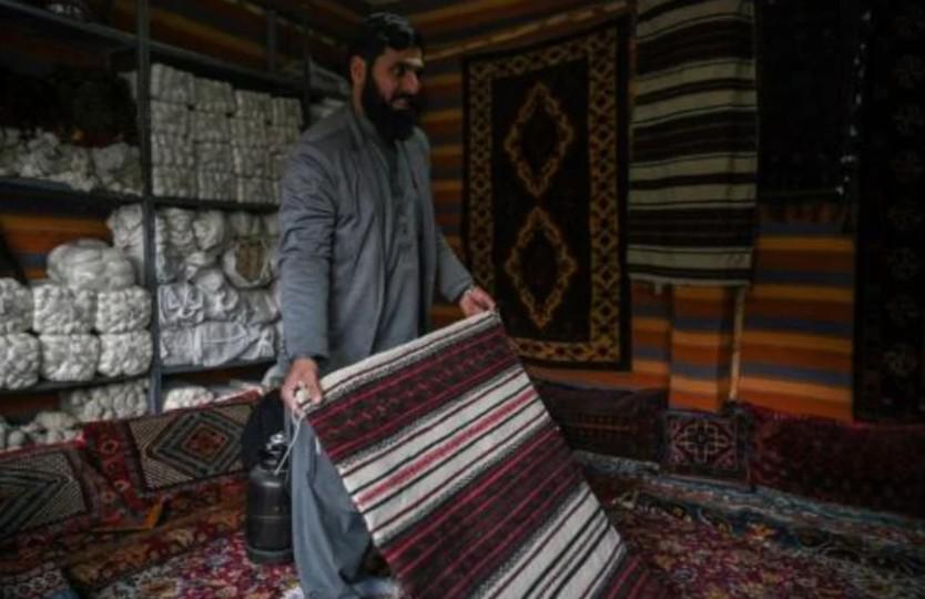 صناعة السجاد في أفغانستان سبيل للنجاة من البطالة والأزمة الاقتصادية