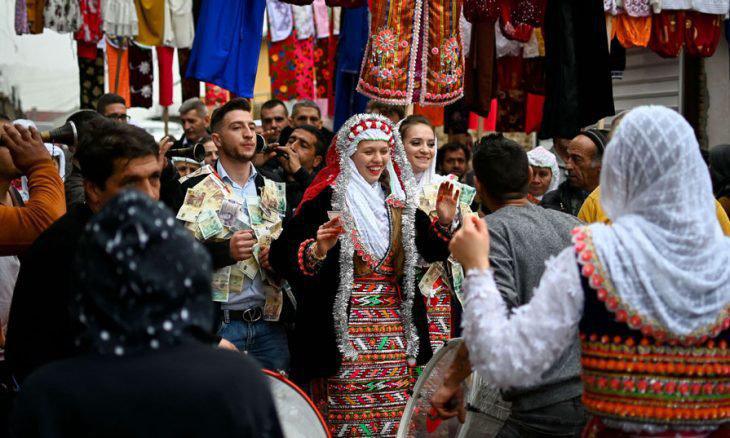 قرية مسلمة في بلغاريا تعيد إحياء طقوس زواج قديمة