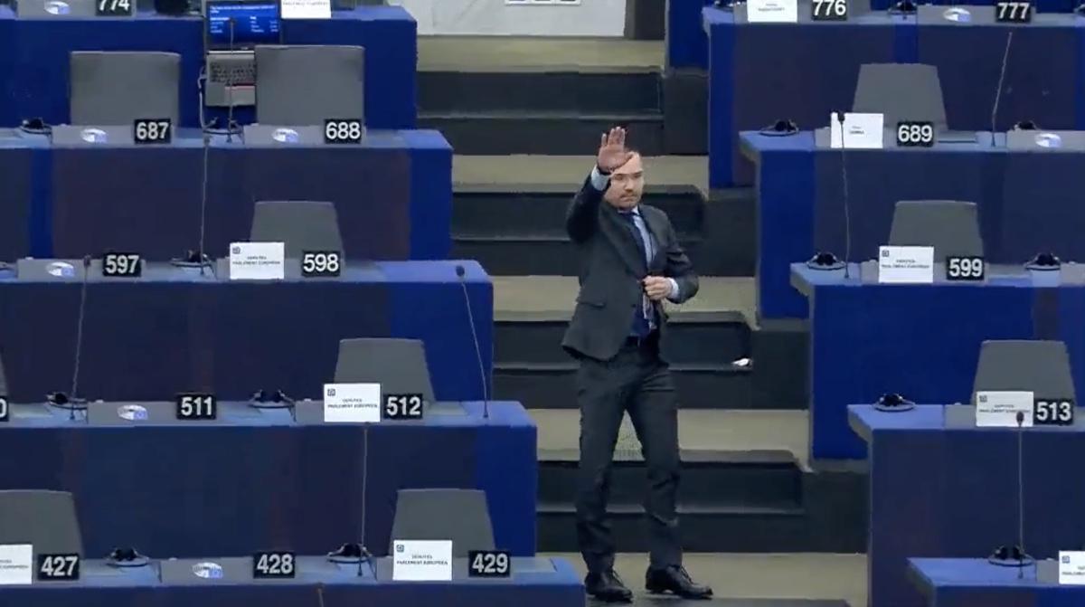 قومي بلغاري يلقي التحية النازية وسط البرلمان الأوروبي