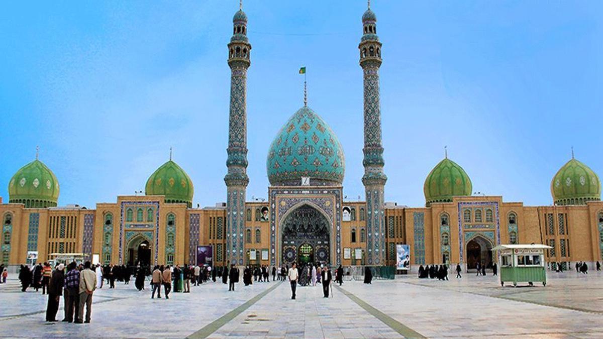 شاحنة تقتحم إحدى بوابات مسجد جمكران في مدينة قم الإيرانية شاحنة تقتحم إحدى بوابات مسجد جمكران في مدينة قم الإيرانية
