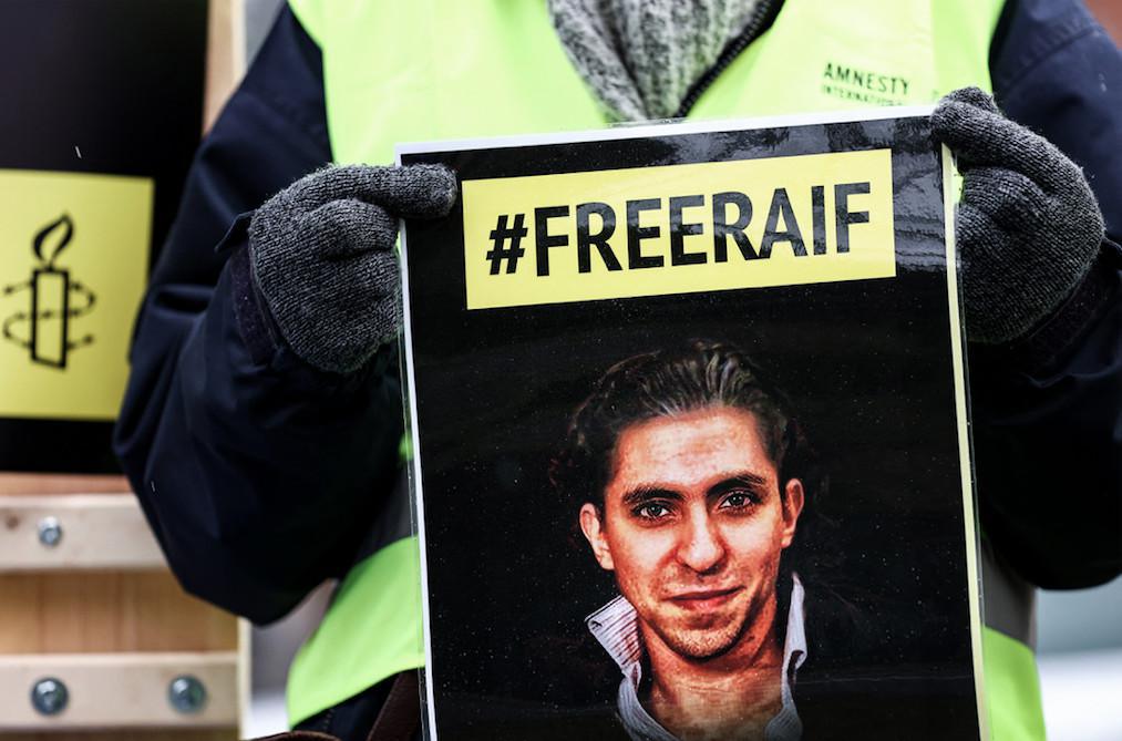 الإفراج عن المدون السعودي رائف بدوي بعد عشرة أعوام في السجن