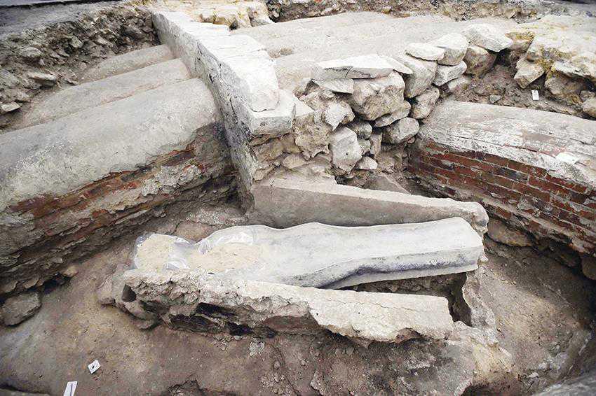 اكتشاف مدافن تاريخية خلال أعمال ترميم كاتدرائية نوتردام في باريس اكتشاف مدافن تاريخية خلال أعمال ترميم كاتدرائية نوتردام في باريس