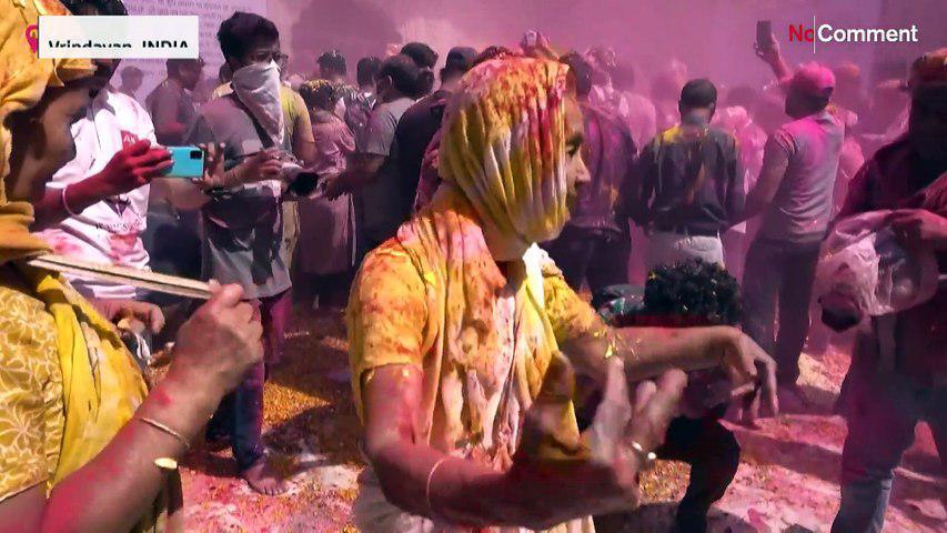 "مدينة الأرامل" الهندية تحتفل بمهرجان الألوان لمناسبة عيد "هولي"