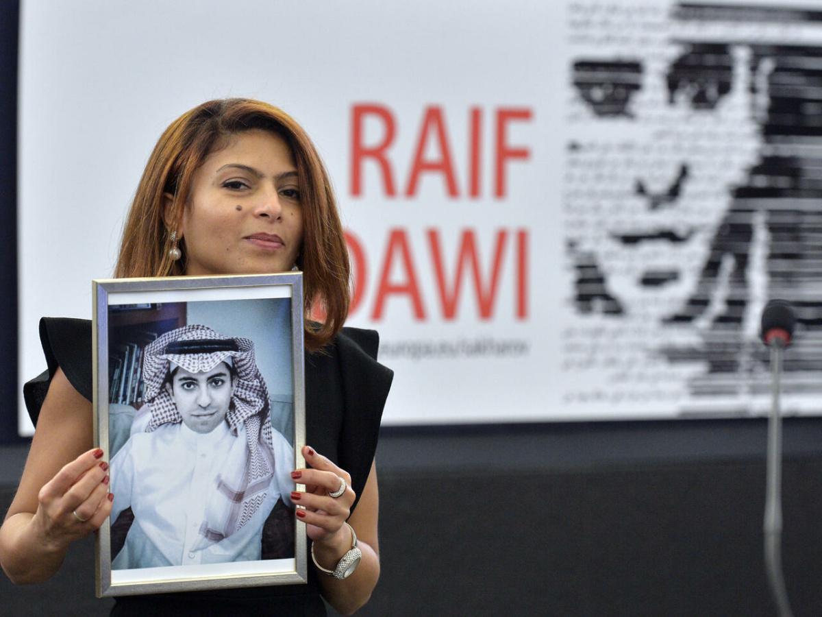 المدون السعودي المطلق سراحه رائف بدوي ممنوع من السفر لعشر سنوات