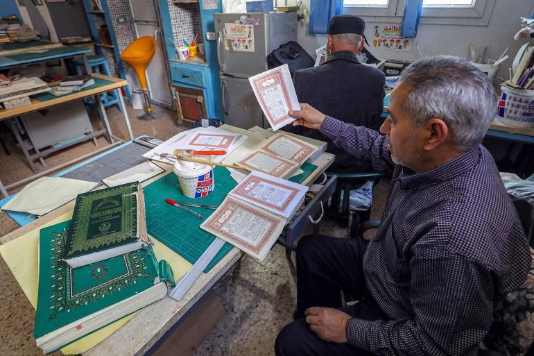 متطوعون في ليبيا يسابقون الزمن لترميم المصاحف مع حلول شهر رمضان متطوعون في ليبيا يسابقون الزمن لترميم المصاحف مع حلول شهر رمضان
