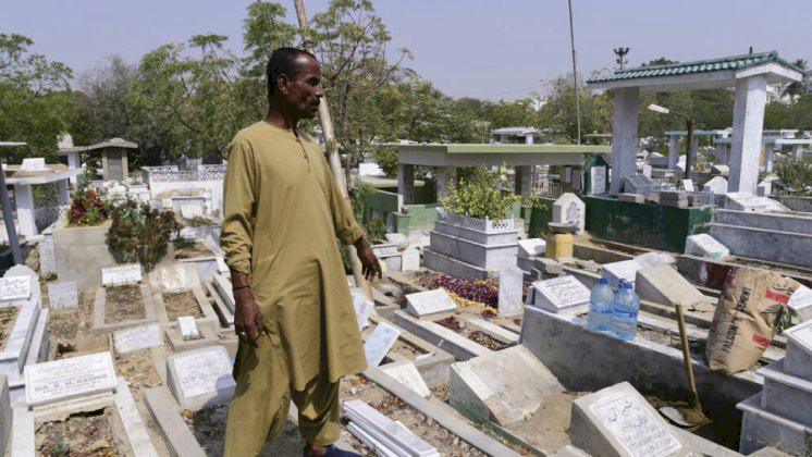 قبور للموتى الجدد تولد فوق القديمة داخل المدافن المتخمة في كراتشي 