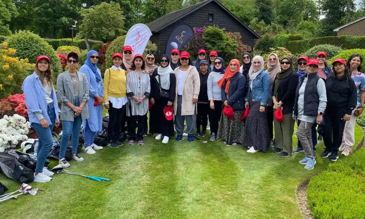 اشتراك المئات في دورات تذوق الغولف للنساء المسلمات